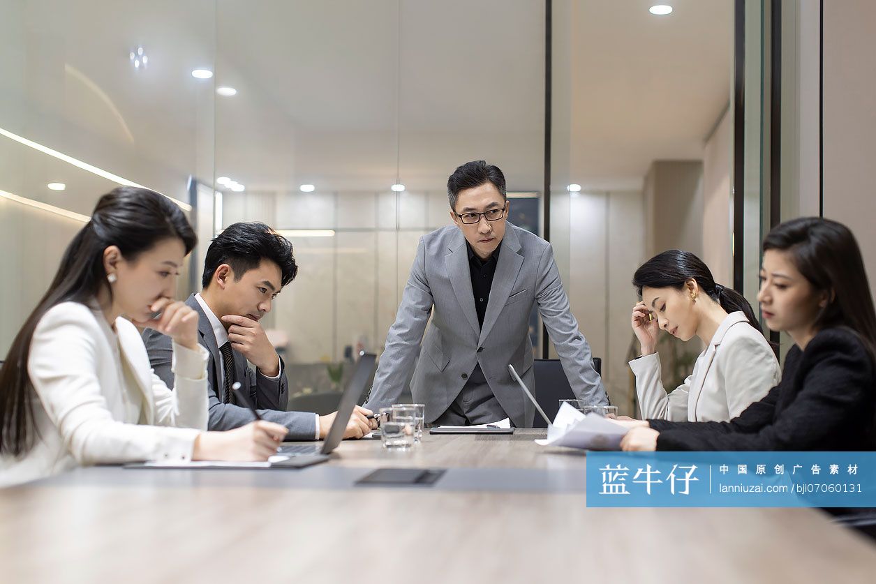 商务团队在会议室开会