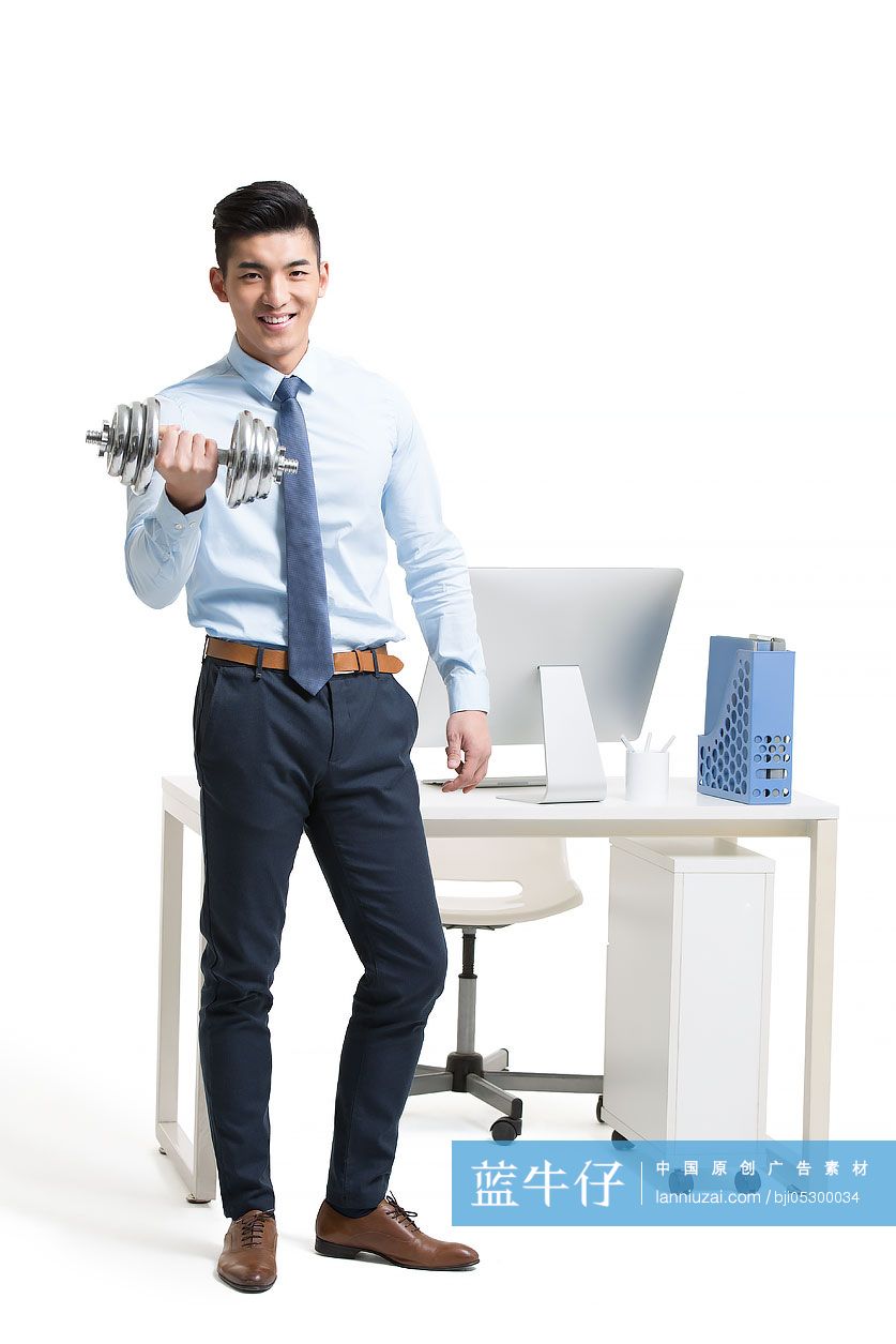 年轻商务男士在办公室做举重练习