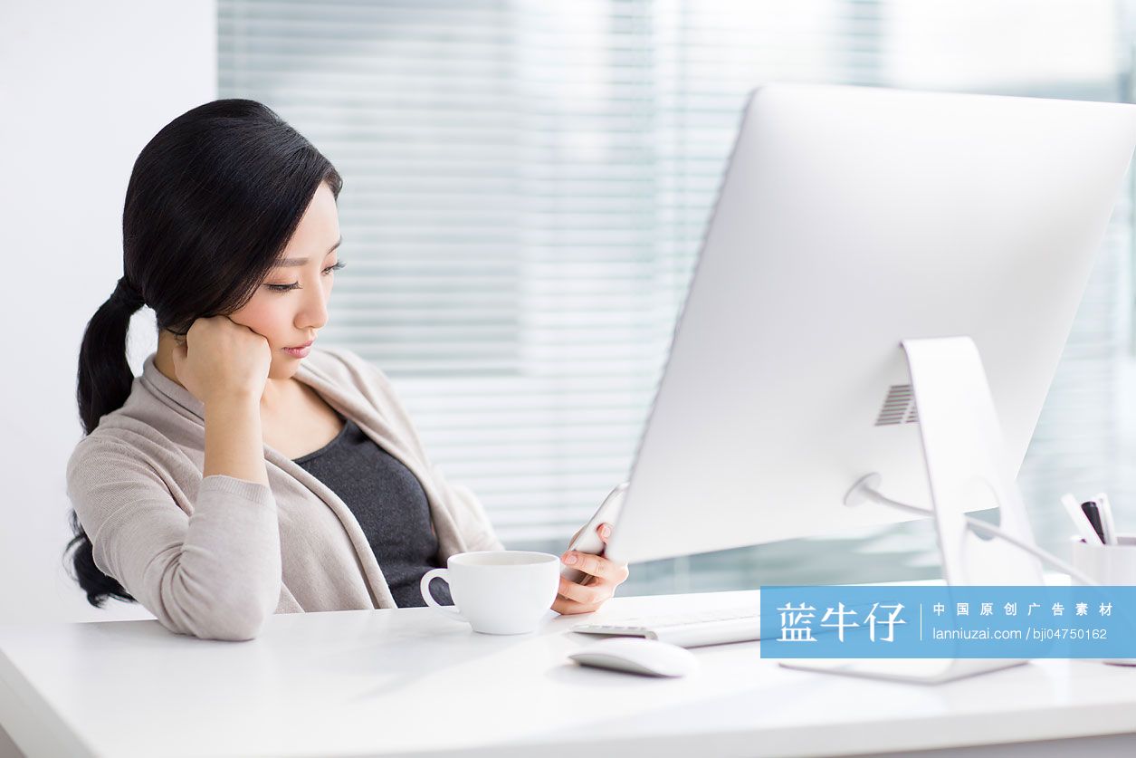 年轻女子在办公室使用电话