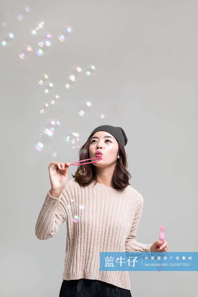 年轻女士吹泡泡