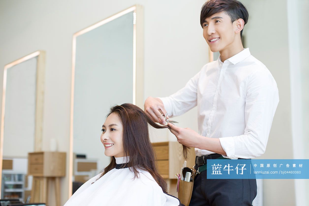 理发师给顾客理发