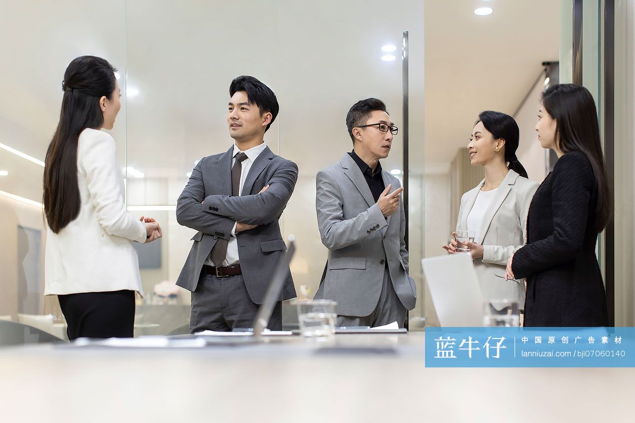 自信的商务人士在会议室开会