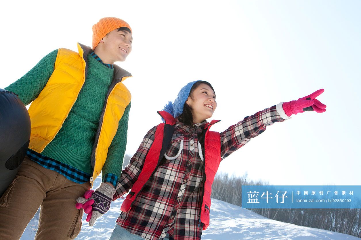 时尚青年男女在滑雪场-蓝牛仔影像-中国原创广告影像素材