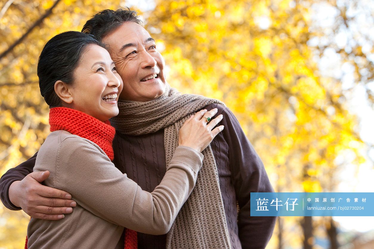 老年夫妇的秋日浪漫