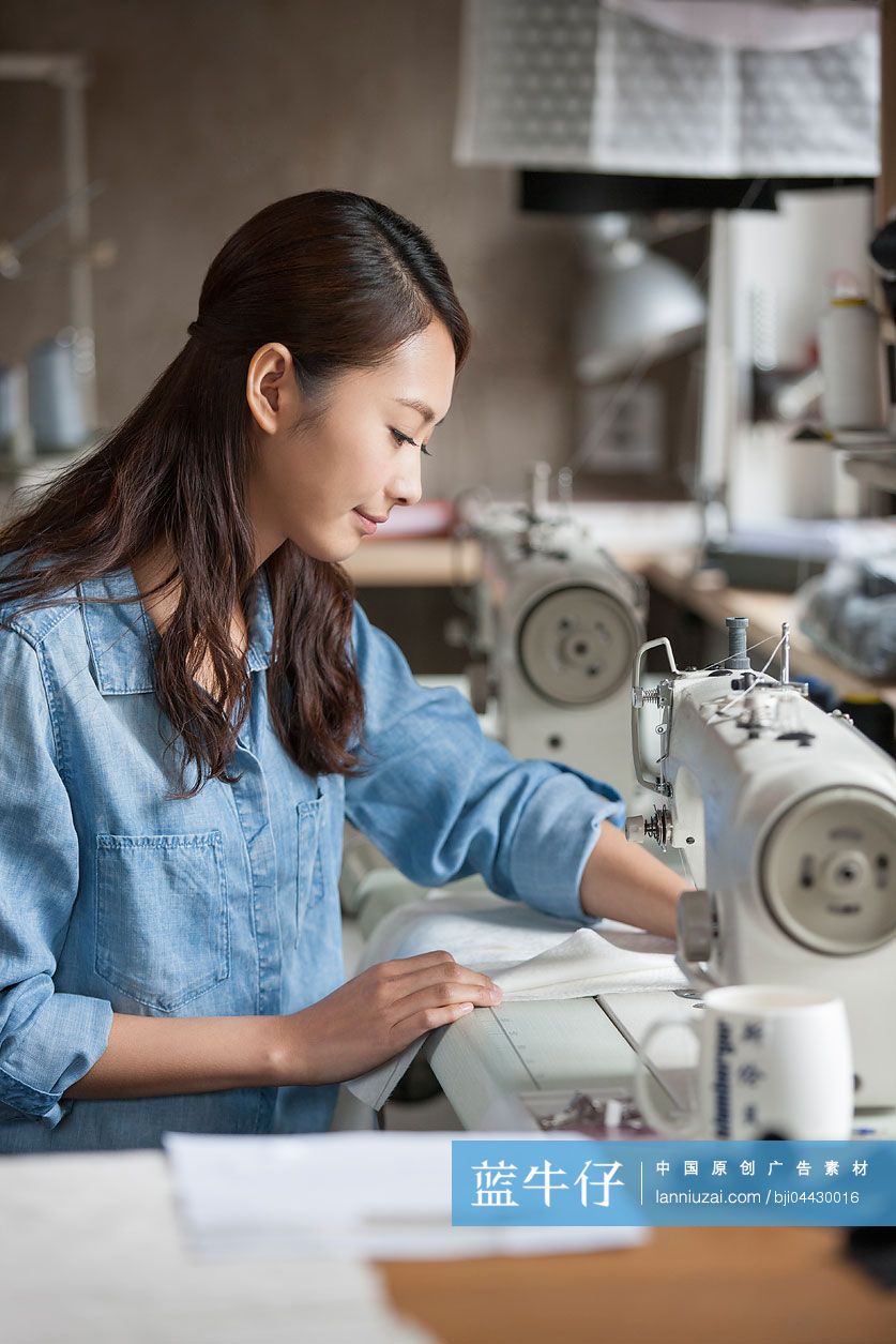 服装设计师在工作室使用缝纫机