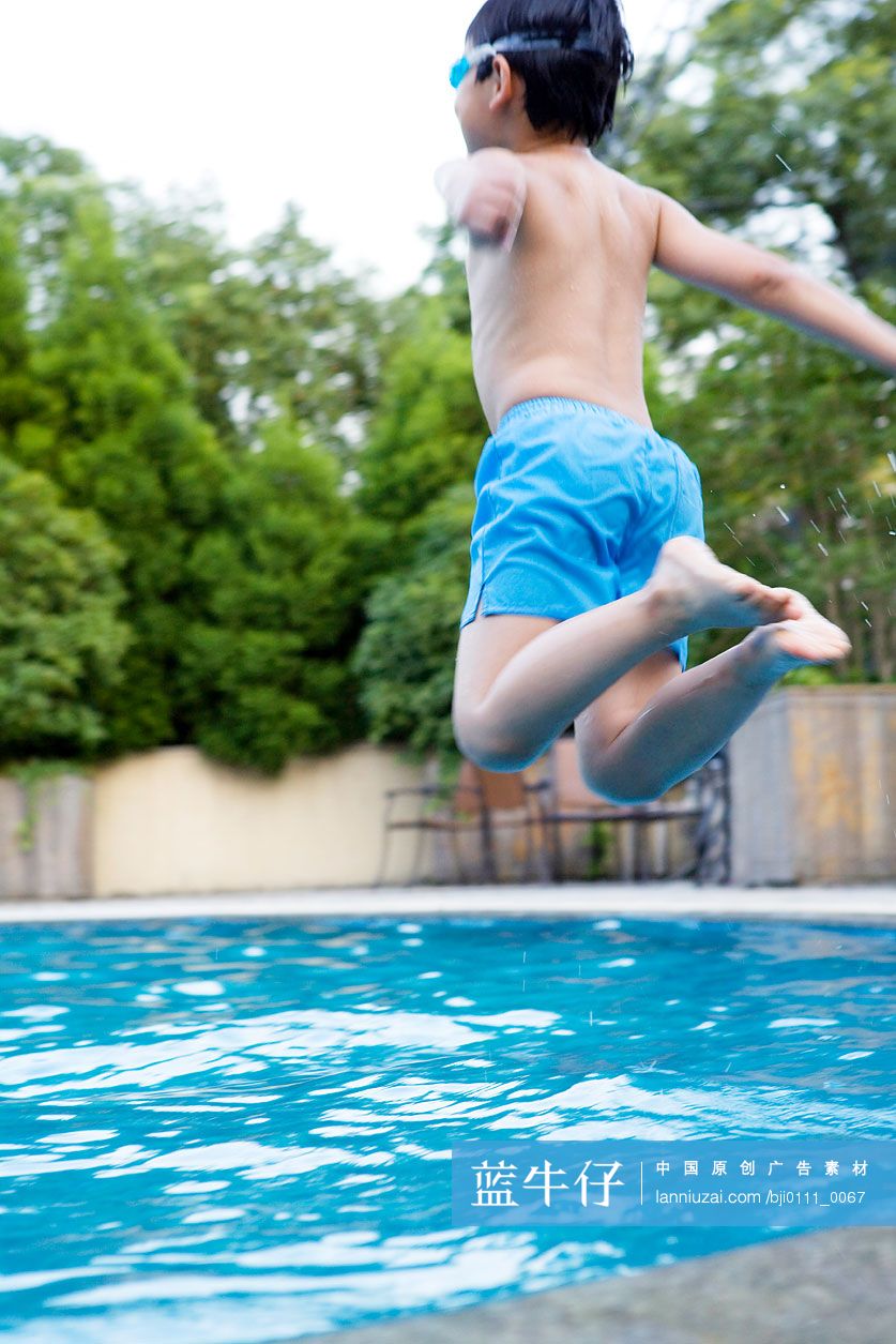 男孩跳水