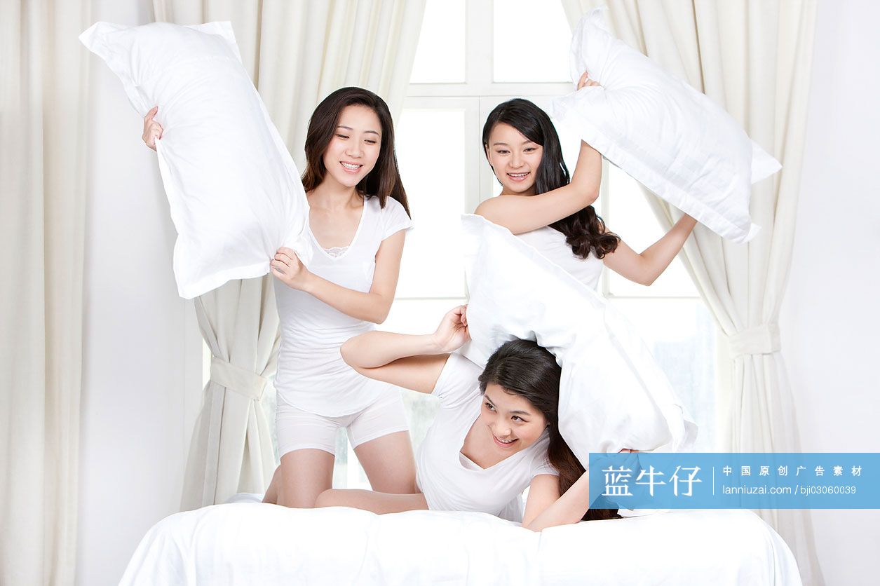 闺密在家玩枕头大战