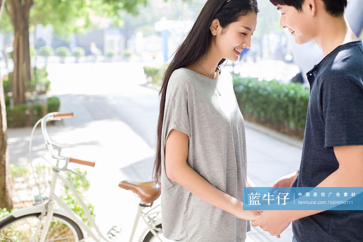 在校园里约会的年轻大学生情侣-蓝牛仔影像-中国原创广告影像素材