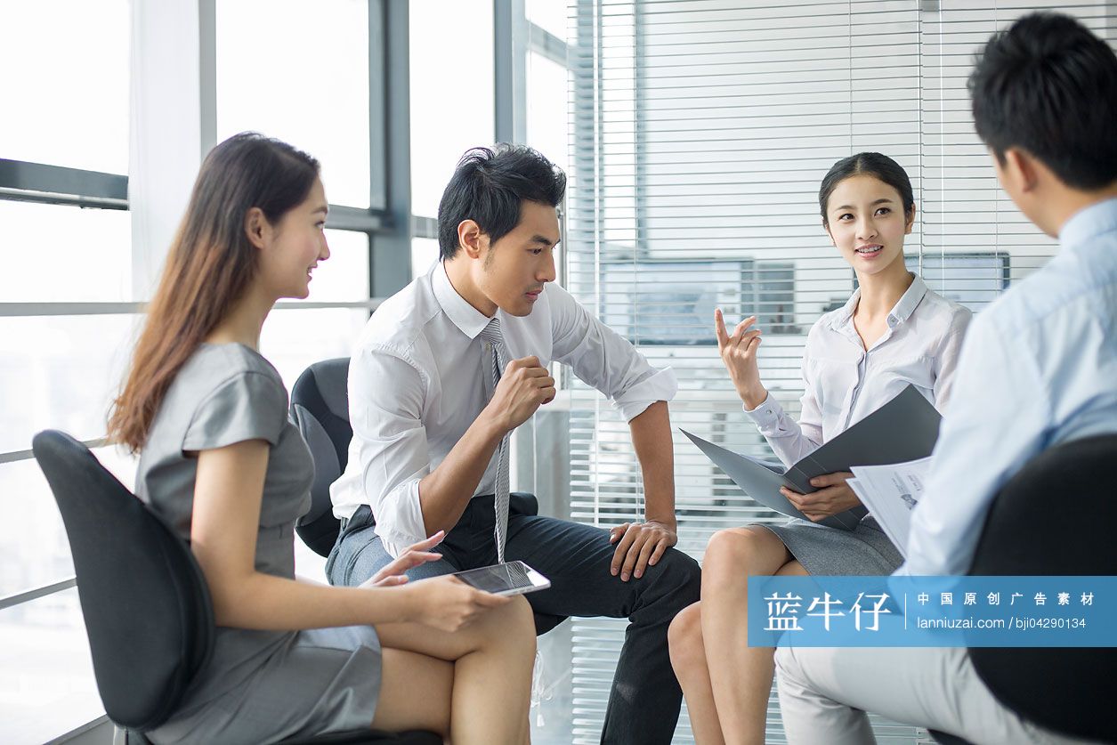 年轻商务人士开会讨论