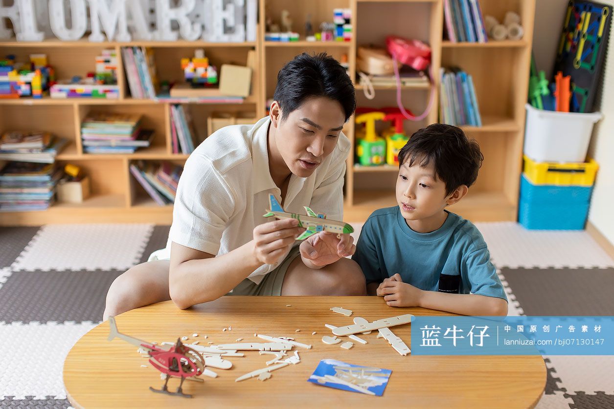 父子俩制作飞机模型