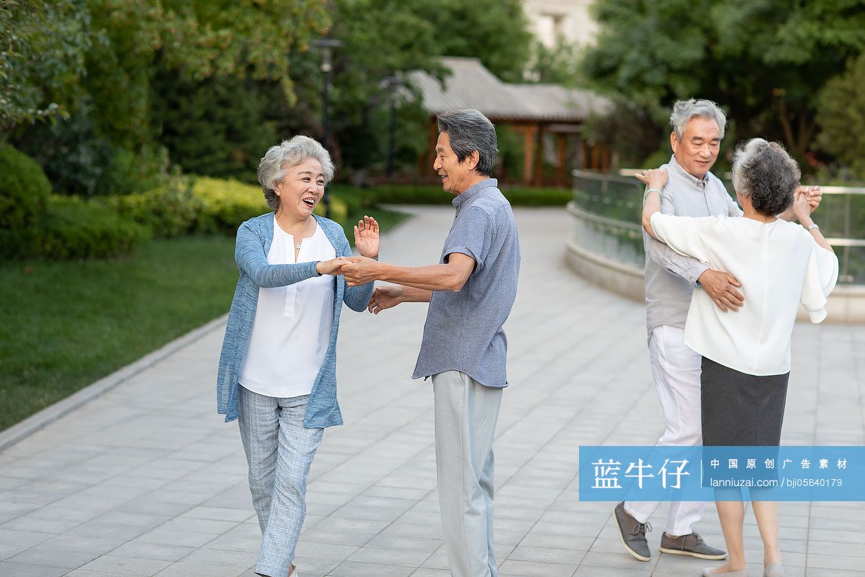 老年人在公园跳舞-蓝牛仔影像-中国原创广告影像素材