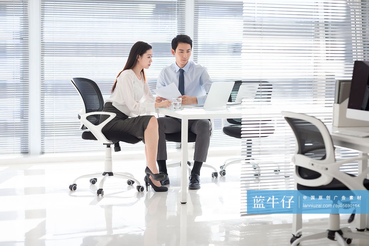 年轻商务人士在办公室工作