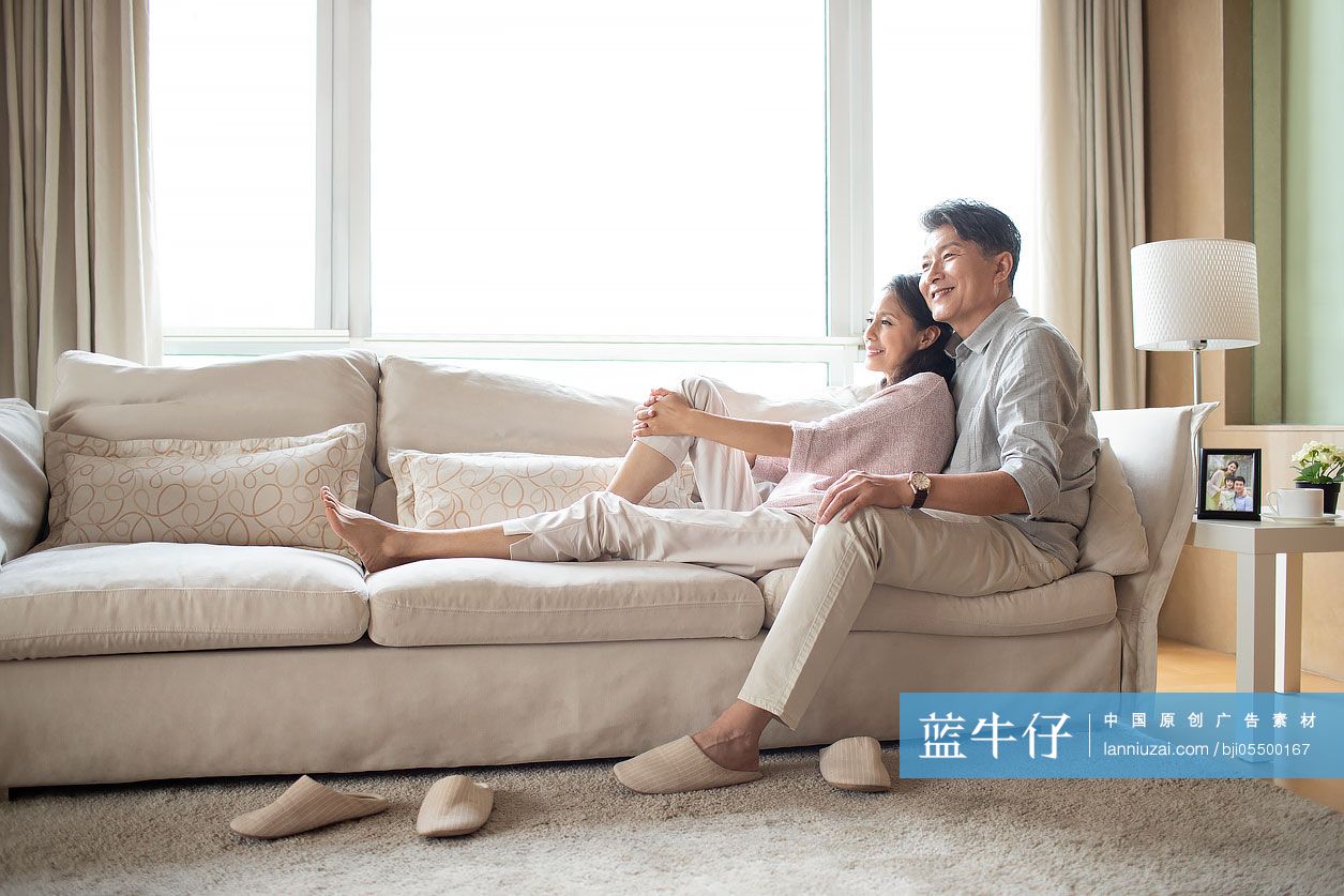 快乐的成熟夫妇坐在沙发上