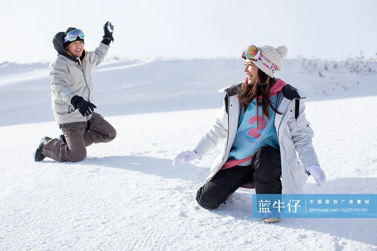 快乐的年轻情侣打雪仗
