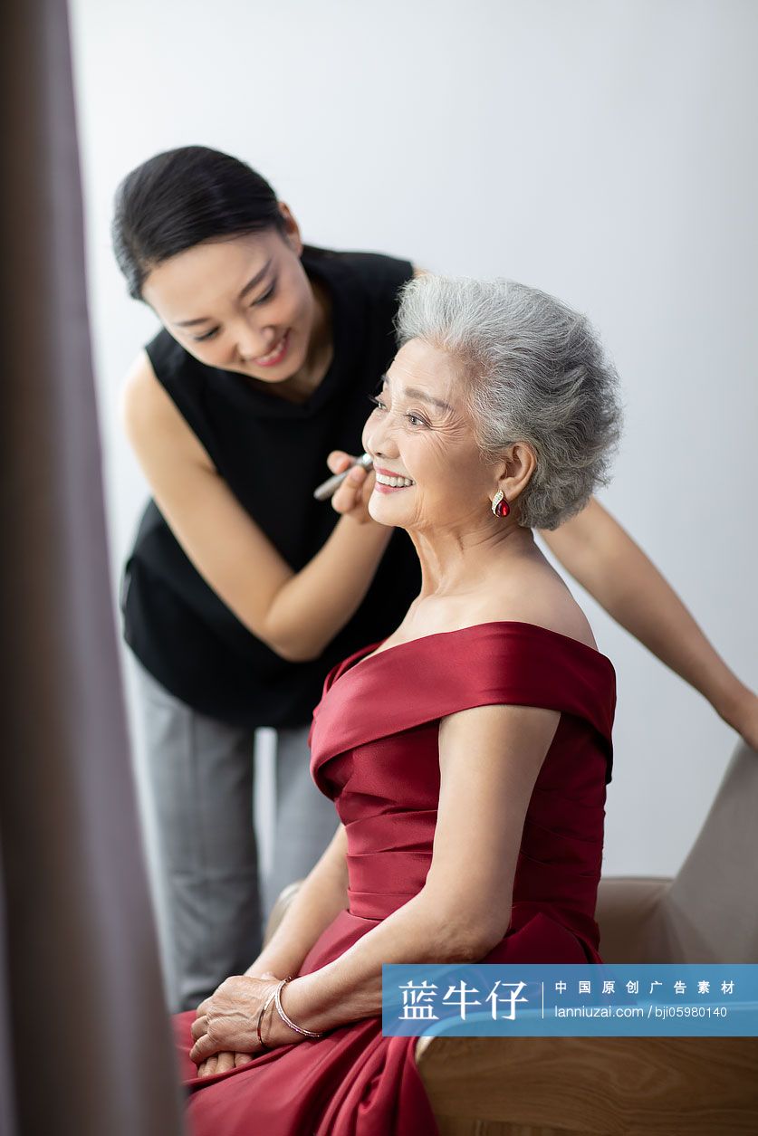 化妆师给老年人化妆