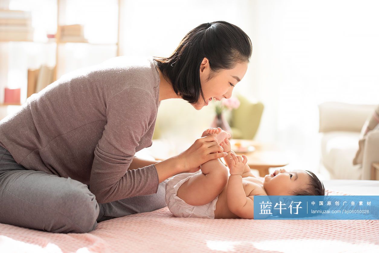 年轻的母亲照顾婴儿