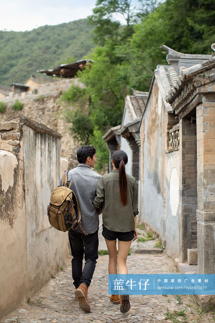 年轻情侣户外徒步旅行