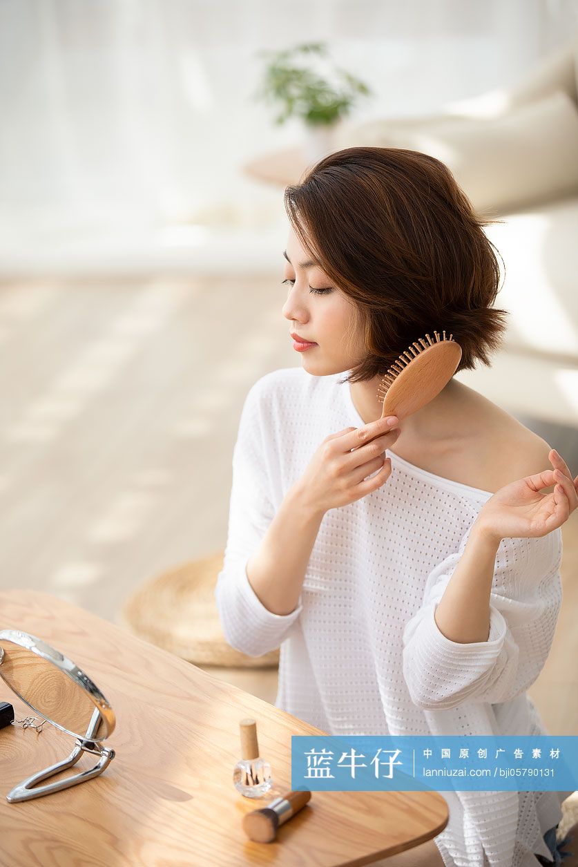 年轻女士在家梳头发