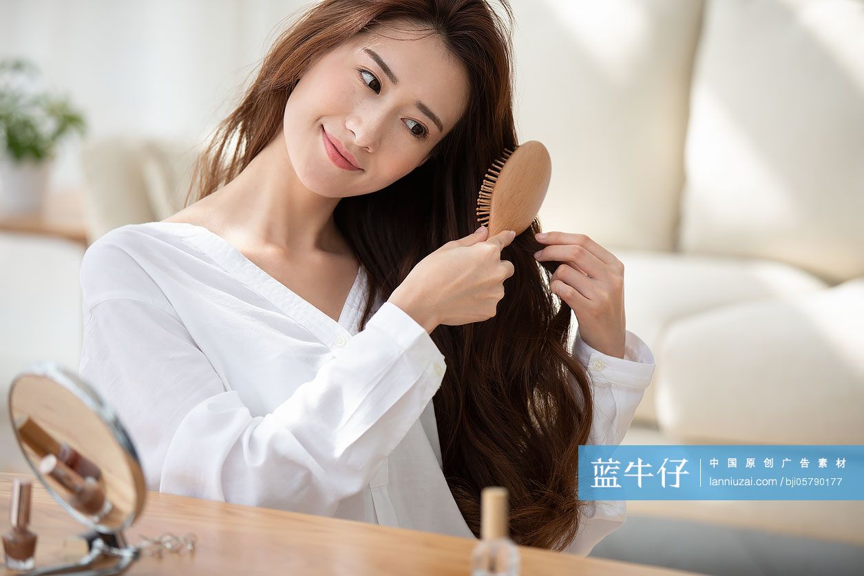 年轻女士在家梳头发
