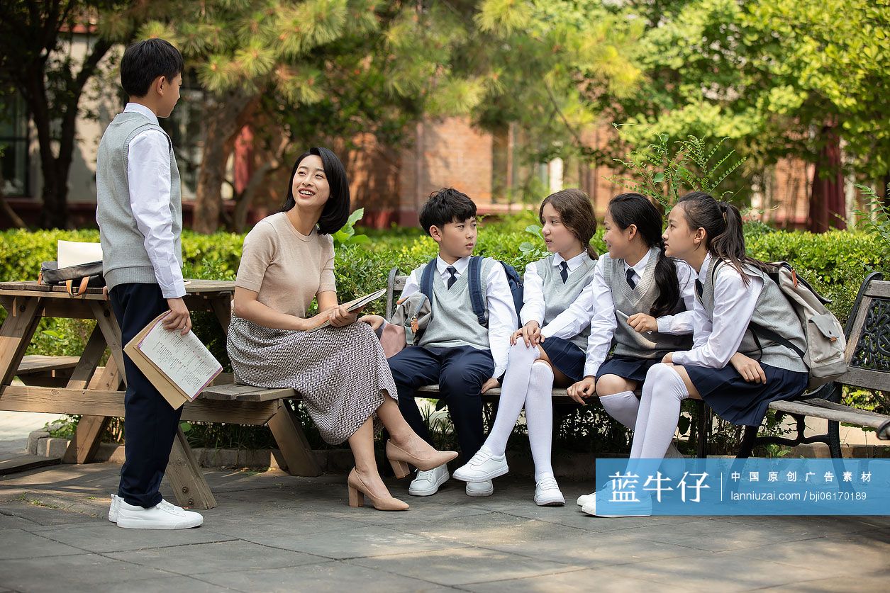 老师和学生在校园里谈话