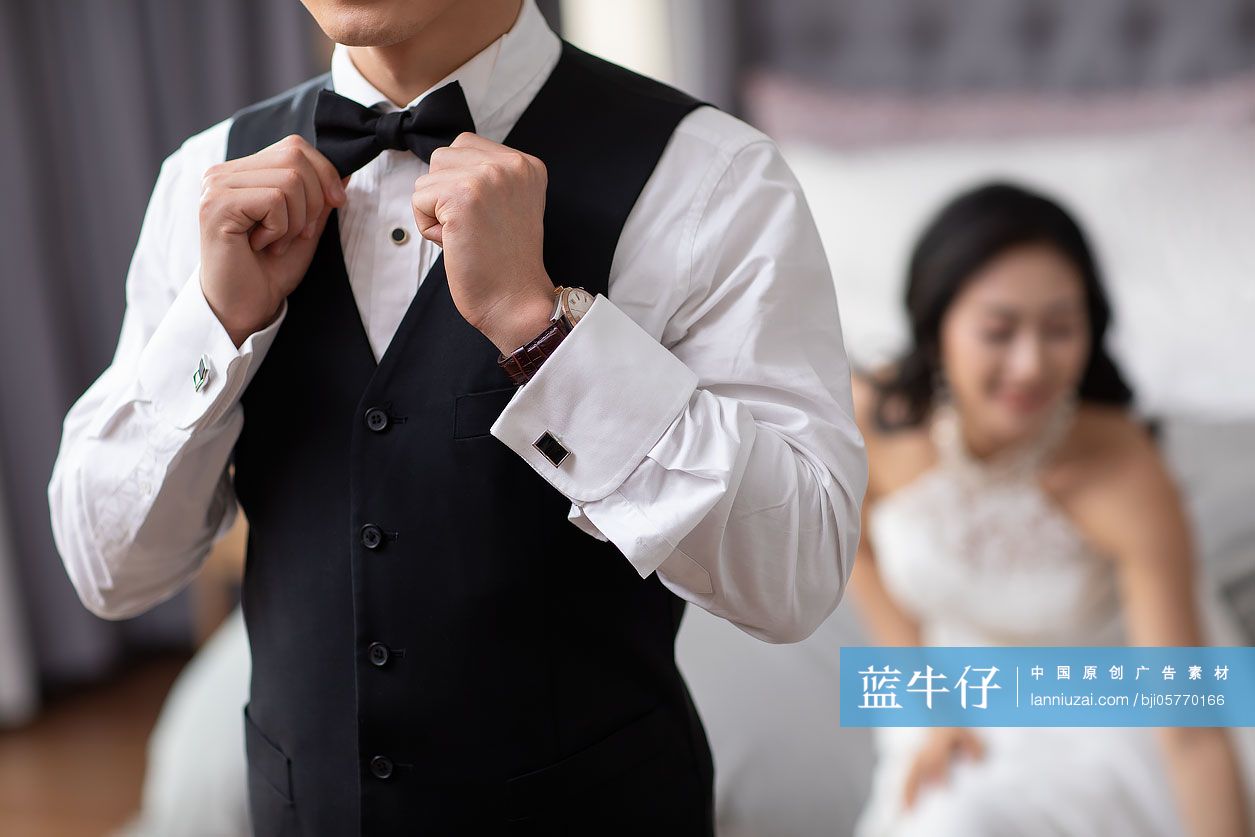 年轻夫妇在卧室换衣服