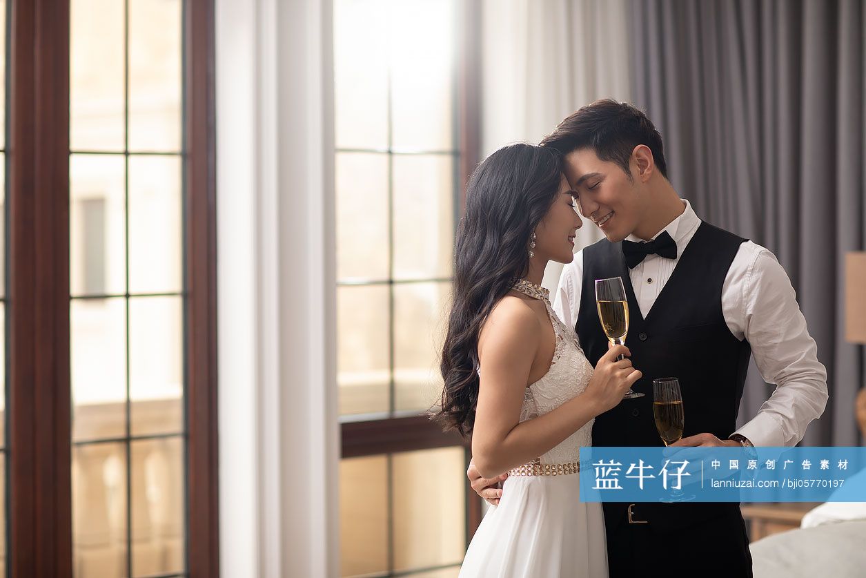 年轻夫妇在家共享甜蜜时光-蓝牛仔影像-中国原创广告影像素材