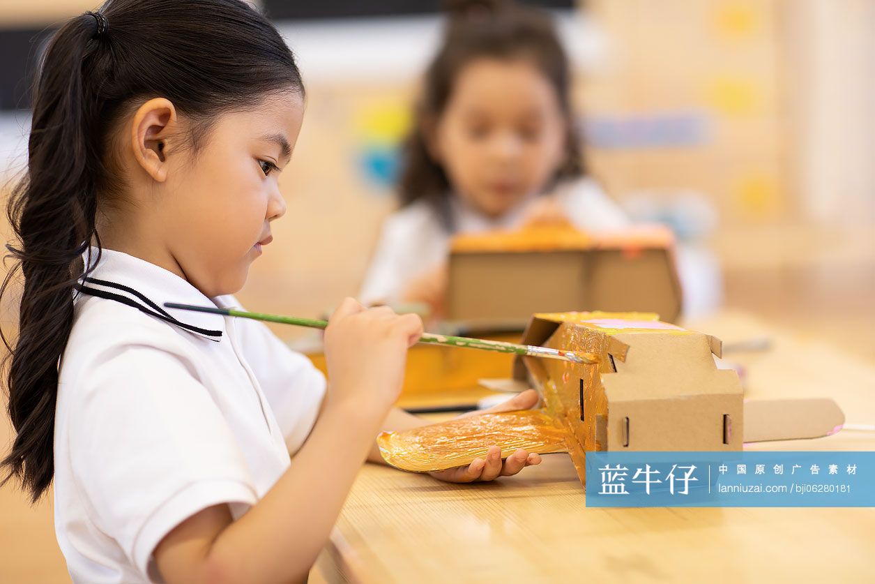 小女孩上手工课