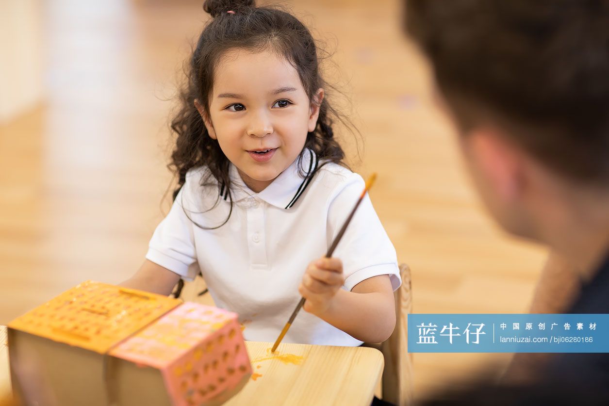 外教给孩子上手工课