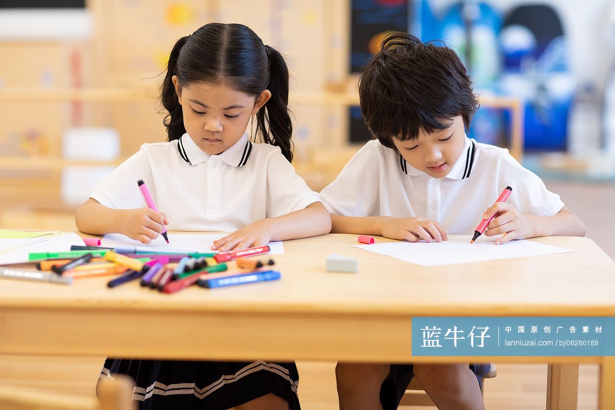 儿童在教室绘画