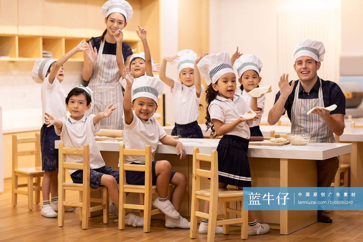 孩子们在教室上烹饪课