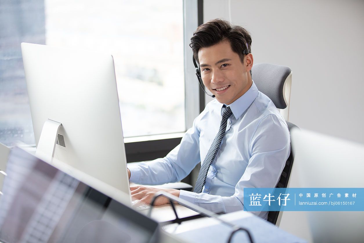 年轻商务男士在办公室工作