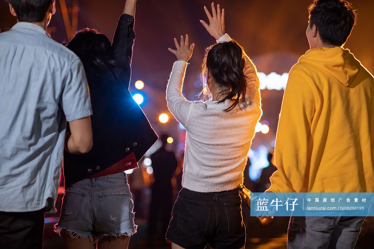 快乐的年轻朋友参加音乐节