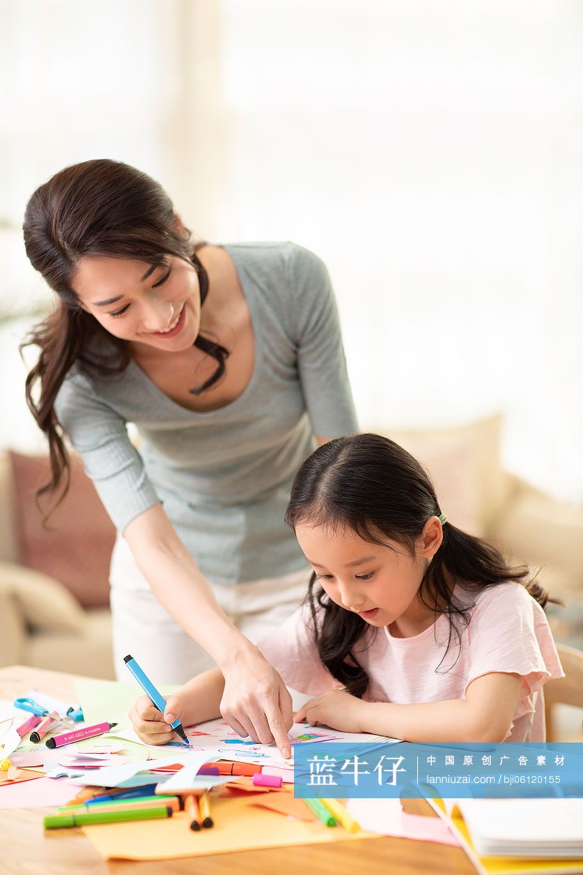 快乐的母女俩在家画画