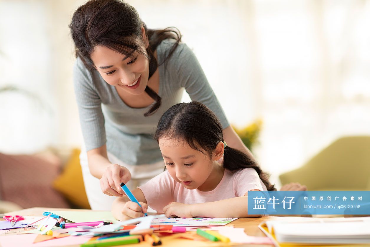 快乐的母女俩在家画画