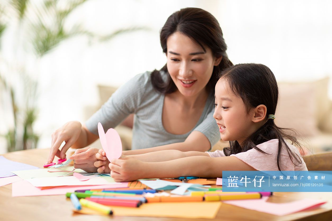 快乐的母女俩在家剪纸
