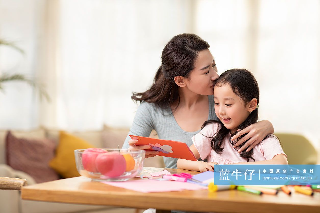 小女孩为母亲制作节日卡片