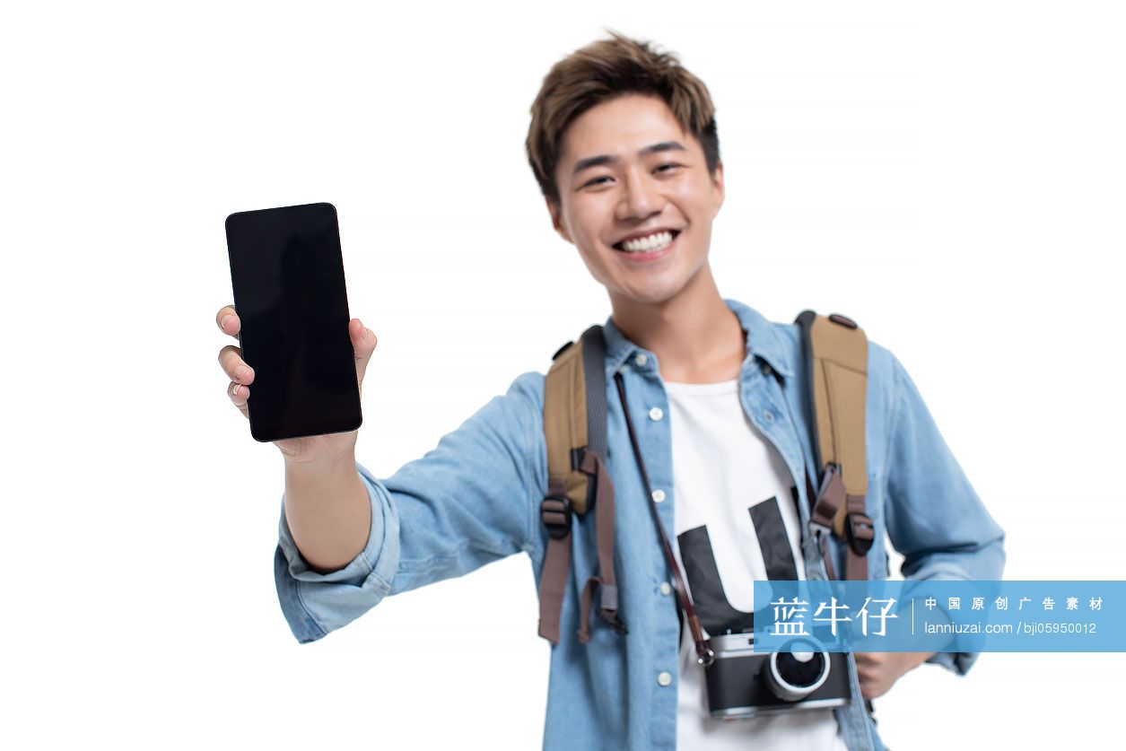 年轻的大学生展示手机