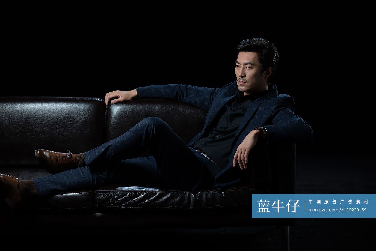 成功的商务男士坐在沙发上