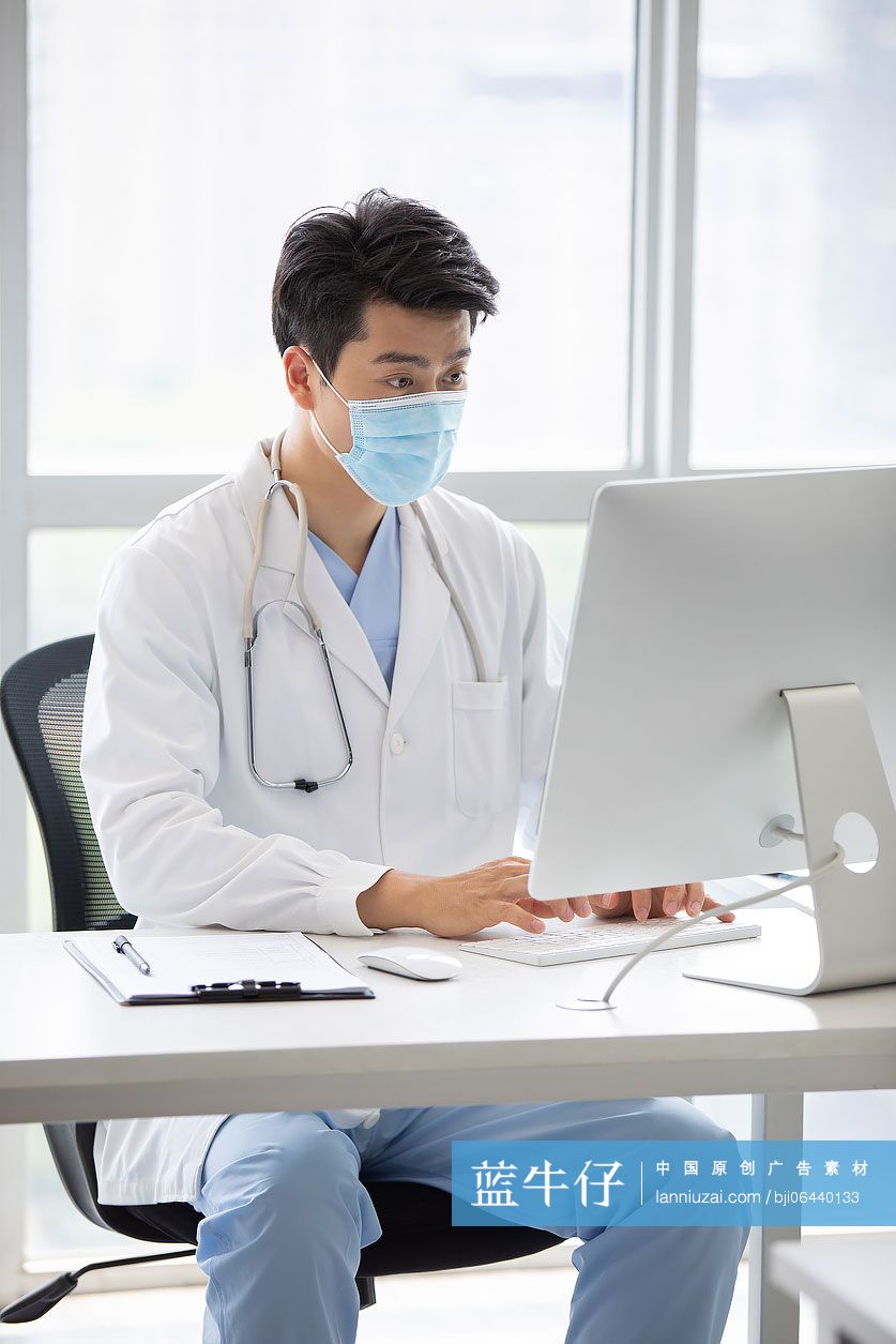 年轻医生在办公室使用电脑