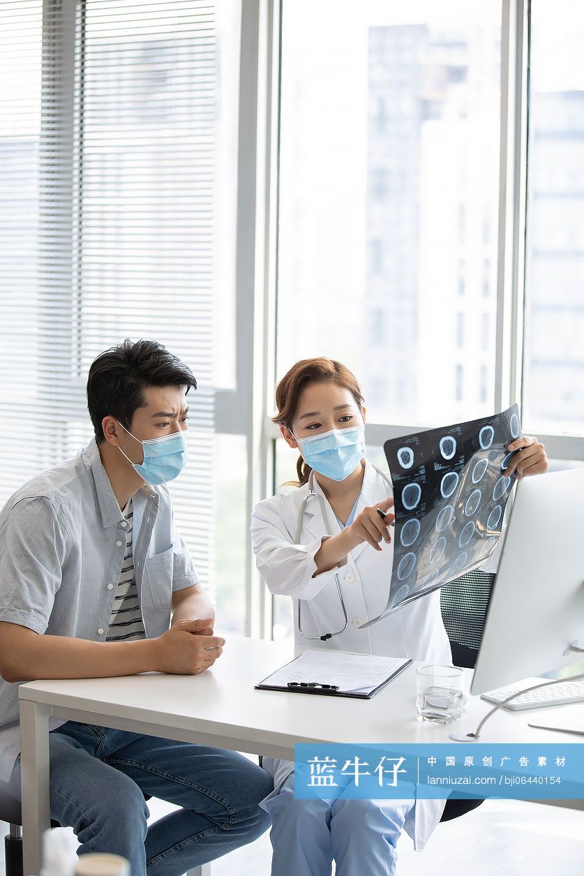 医生和病人讨论X光片