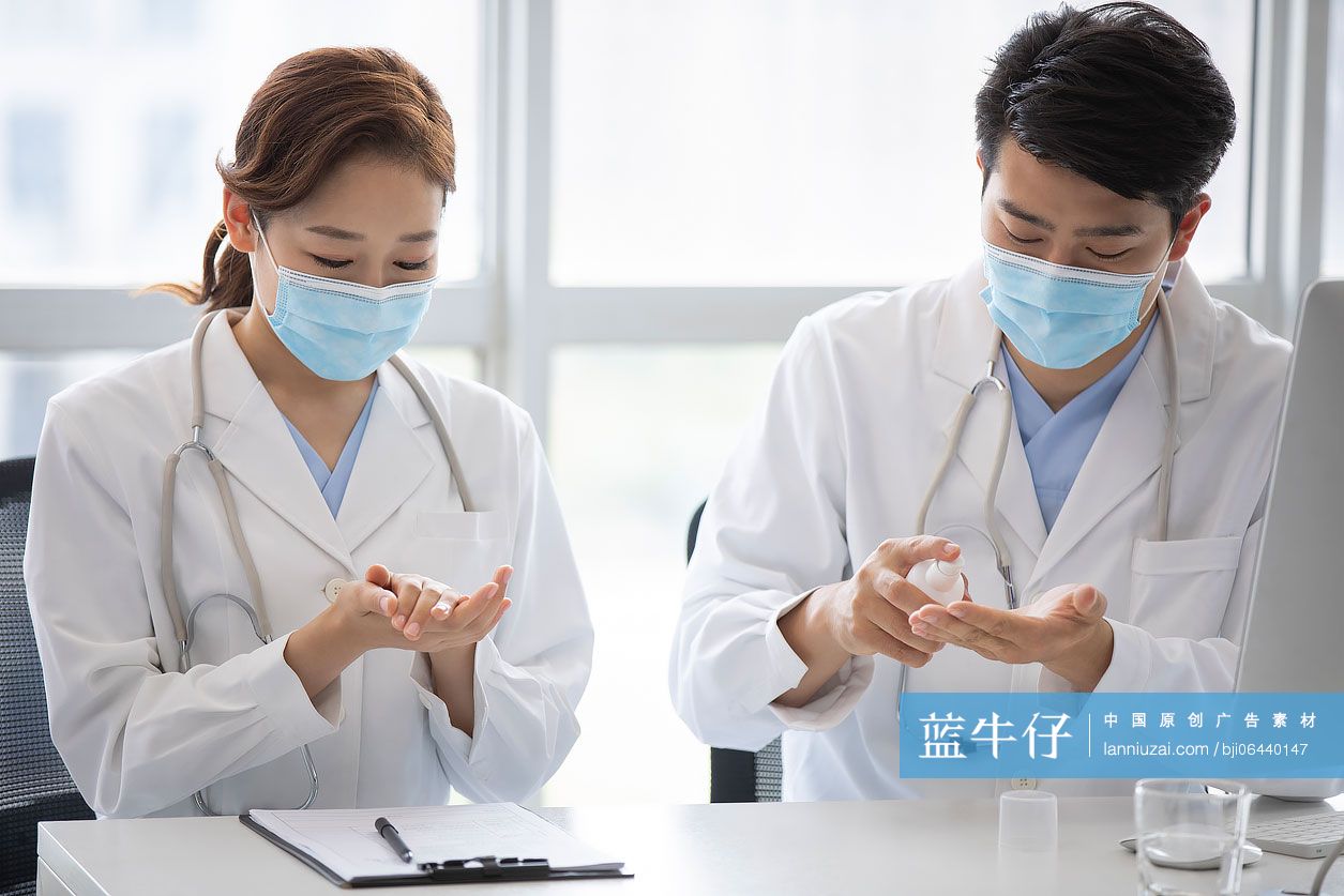 年轻医生在办公室使用免洗洗手液