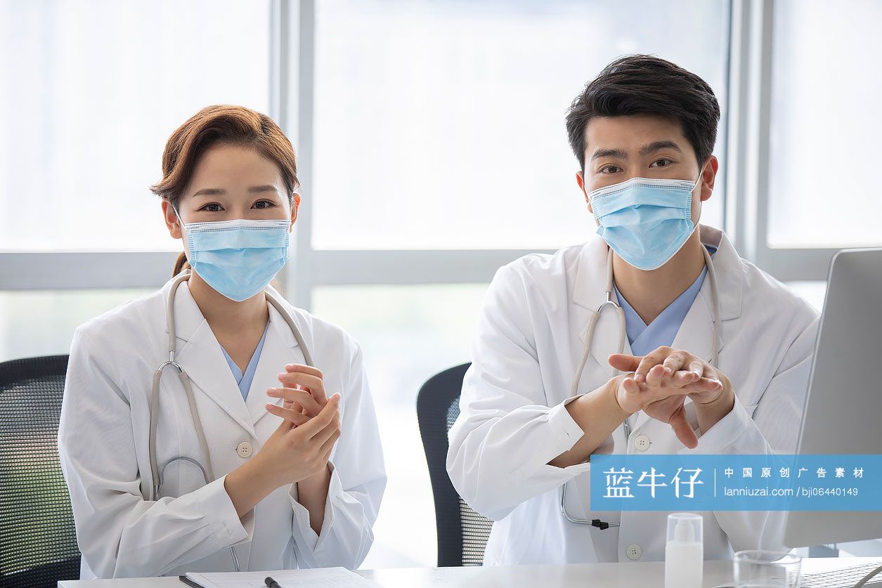 年轻医生在办公室使用免洗洗手液