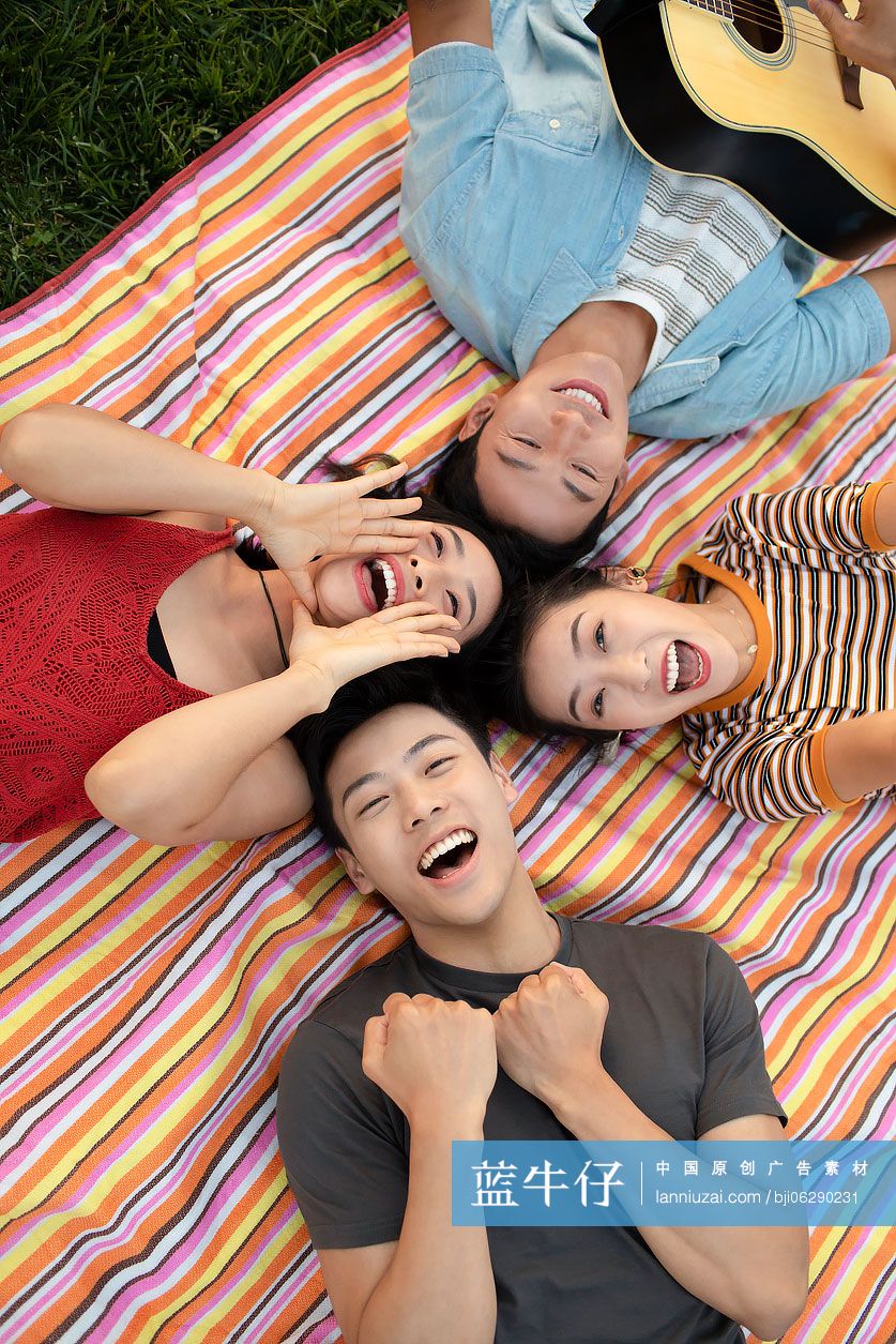 快乐的年轻朋友户外露营