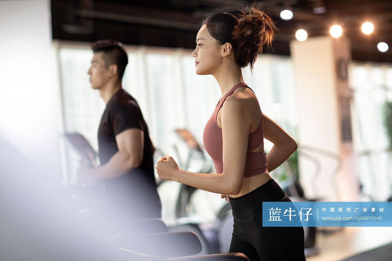 年轻情侣在健身房跑步