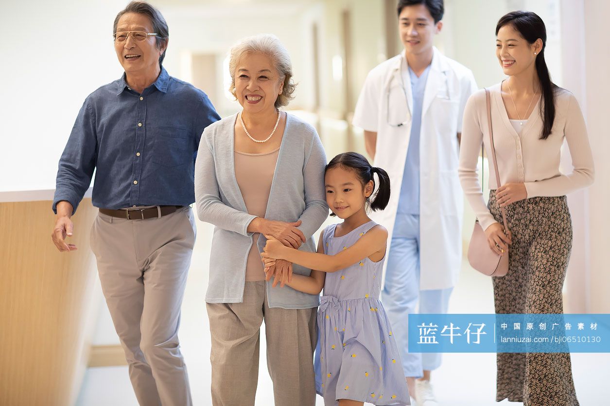 小女孩和家人接奶奶出院