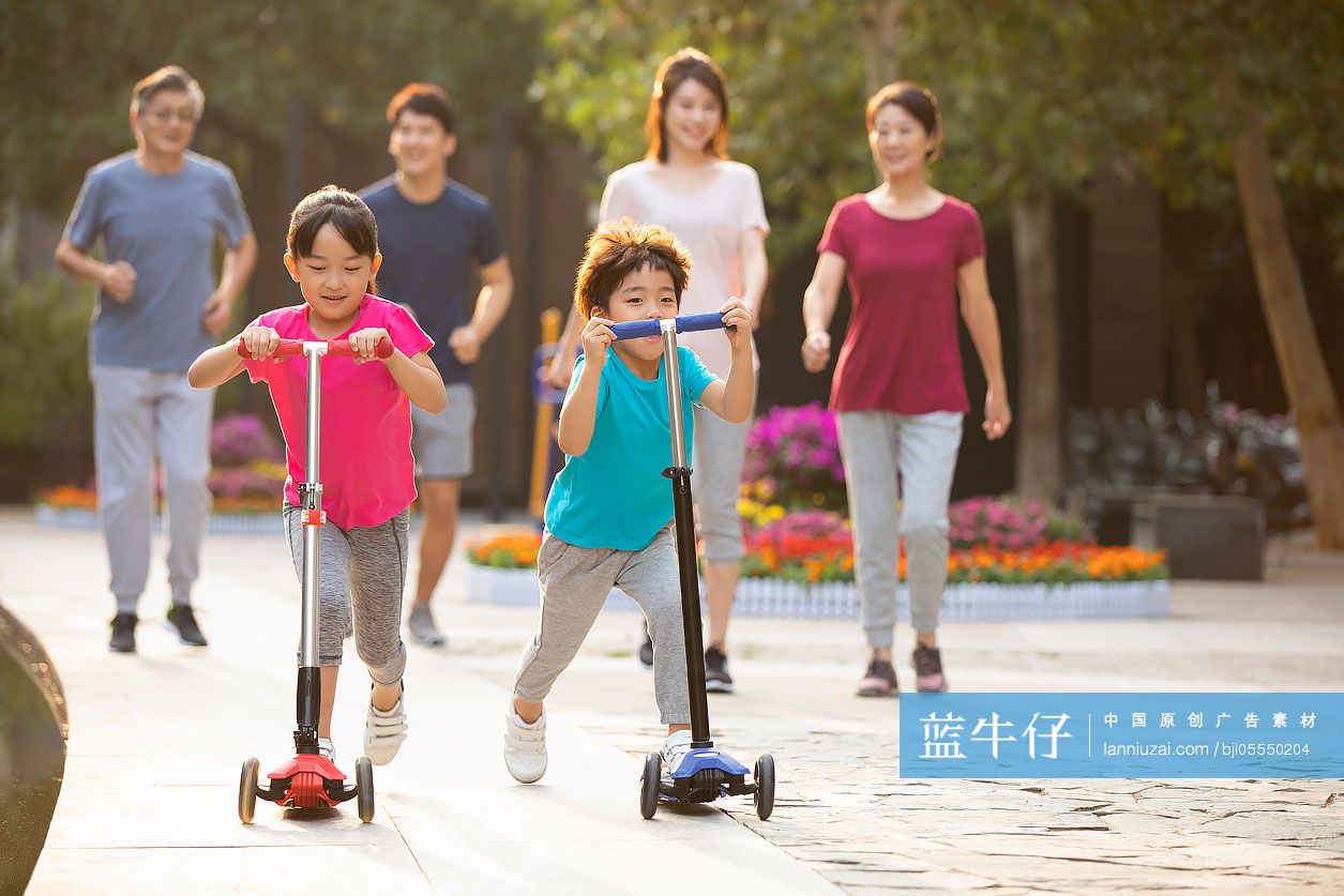 开心的一家人在公园活动放松