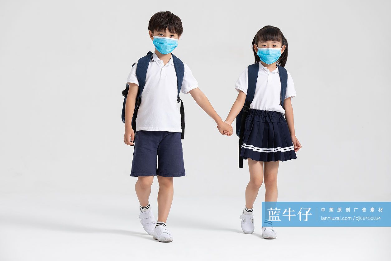 两个小学生戴着口罩