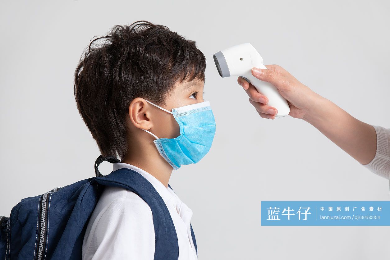 小学生上学时测量体温