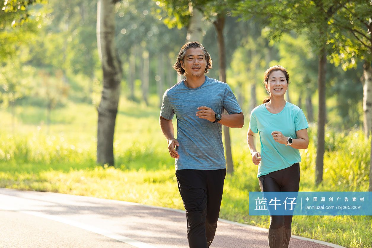 开心的中老年夫妇在公园跑步