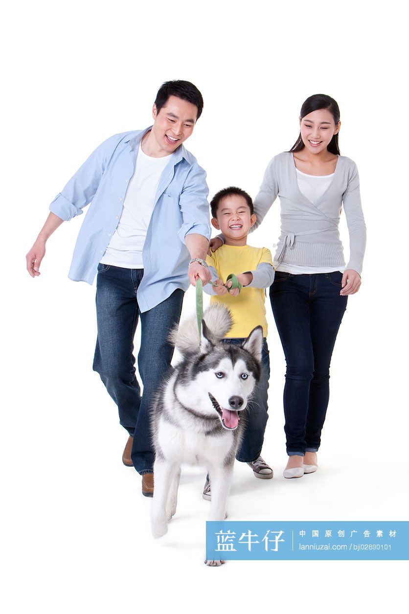 一家三口和哈士奇狗
